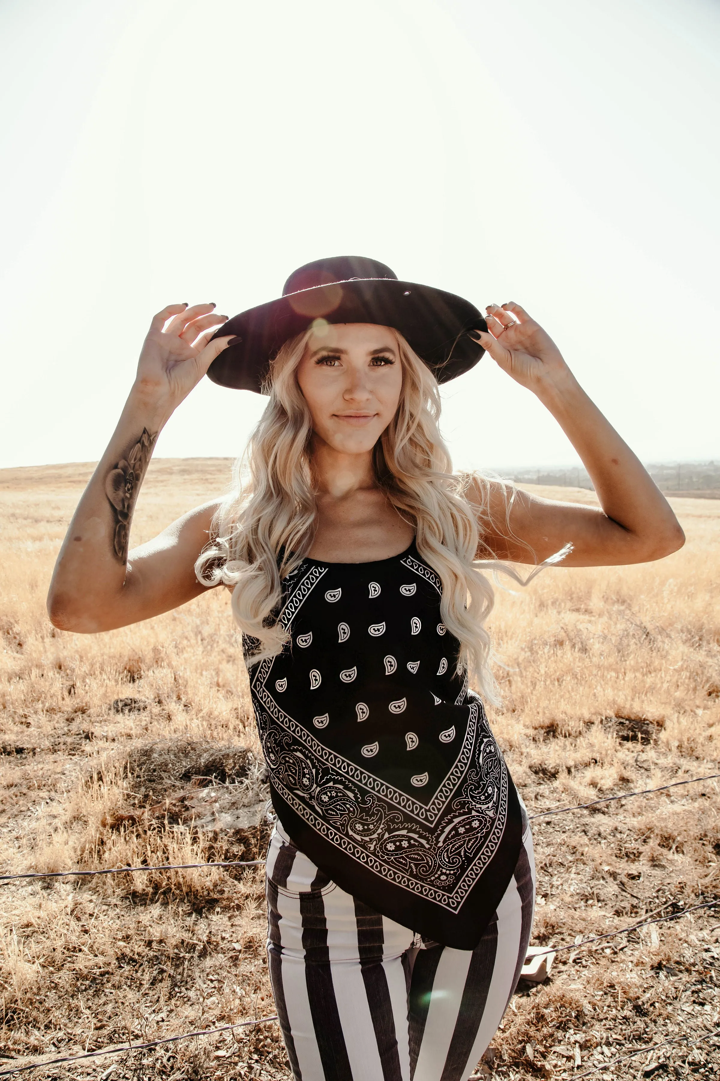 BANDANA BLACK HALTER TOP SCOOP NECK